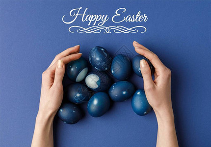 女触摸蓝漆成色的东边鸡蛋和快乐东方字图片
