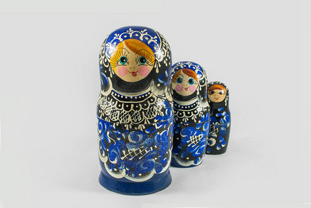 俄罗斯传统手工涂画不同尺寸的马特约什卡洋娃图片