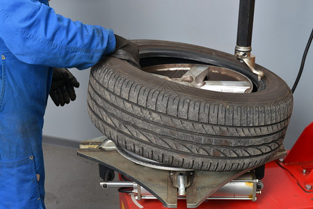 机械师正在更换汽车的轮胎图片