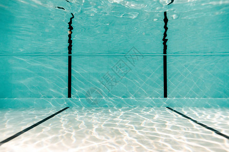 水下空荡的游泳池里有蓝色的水图片