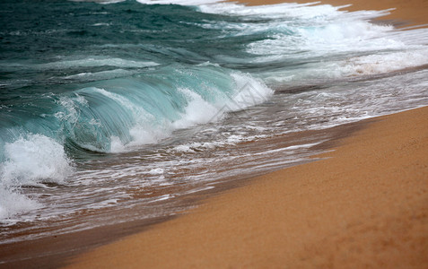 大浪冲向岸边图片