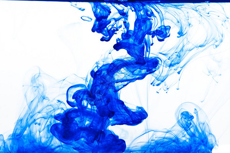 蓝色墨水分离溶解在水中图片