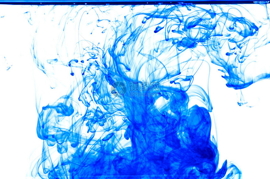 蓝色墨水分离溶解在水中图片