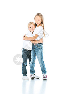 快乐的孩子拥抱欢乐的弟图片