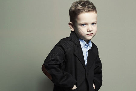 时尚小男孩的肖像穿着西装的时尚孩子时尚孩子图片