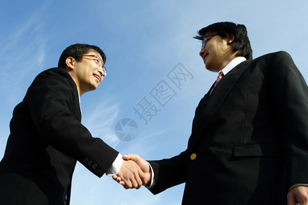 两名商人在交易中握手图片