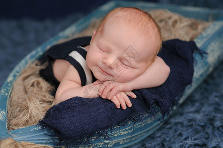 一个微笑的两周大的新生男婴的画像图片
