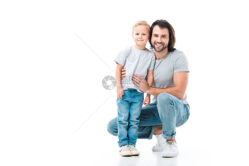 父亲和儿子拥抱微笑图片
