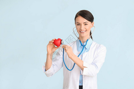 彩色背景的女心脏病专家图片