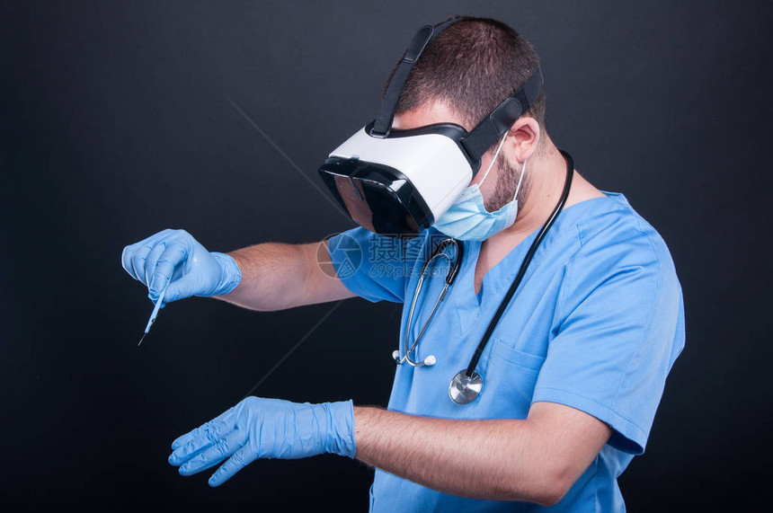 外科医生佩戴洗涤剂和面罩使用虚拟现实眼图片