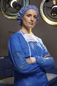 手术室戴面罩的女外科图片