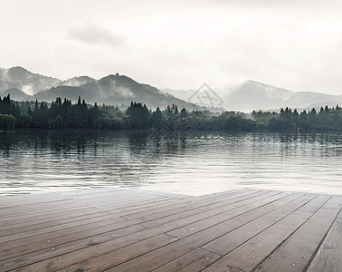 山湖和清晨的雾图片