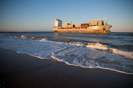 广角货船靠近海滩搁浅图片