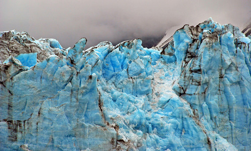 下午云中儿童冰川的蓝色冰该冰川位于阿拉斯加图片