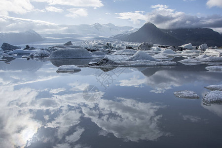 冰岛Jokulsarlon冰川湖的冰山图片