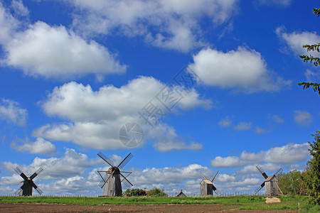安格拉山丘上的风车蓝天和云彩背景在爱沙尼插画