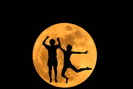 对超级月亮的抽象夫妇跳跃位置剪影图片