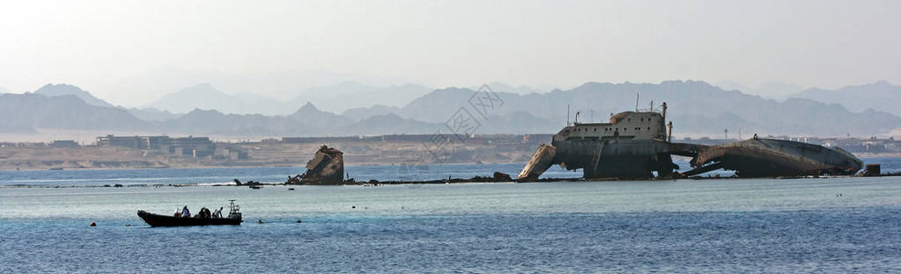 沉船的废墟和一艘有潜水员的船图片