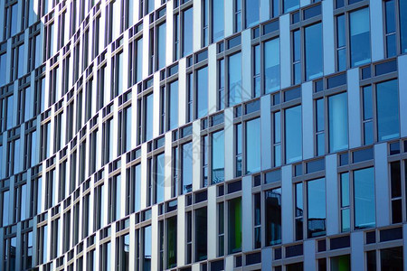 现代办公大楼表面的抽象碎片钢铁结构图片
