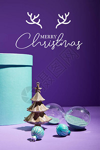 蓝色礼物盒和装饰圣诞树的装饰品背景图片