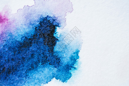 在白纸上的抽象明亮的蓝色水彩画图片