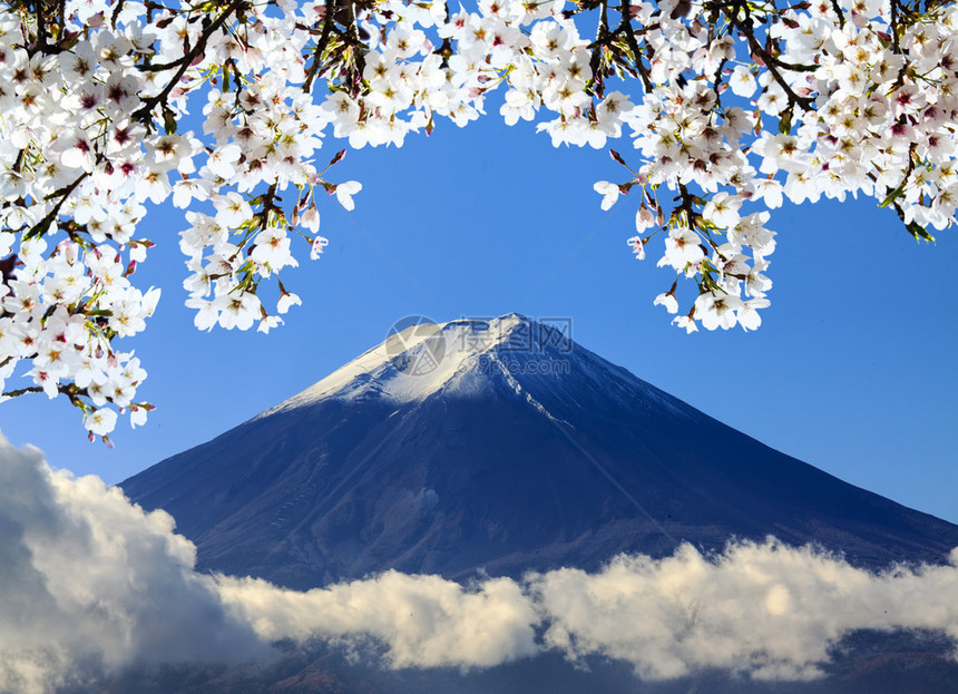 日本蓝天背景下的富士圣山供广告或图片