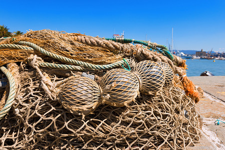 用绳索和浮子在港口的渔网图片