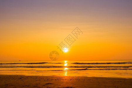 热带海滩和海滨风景的美丽日出图片