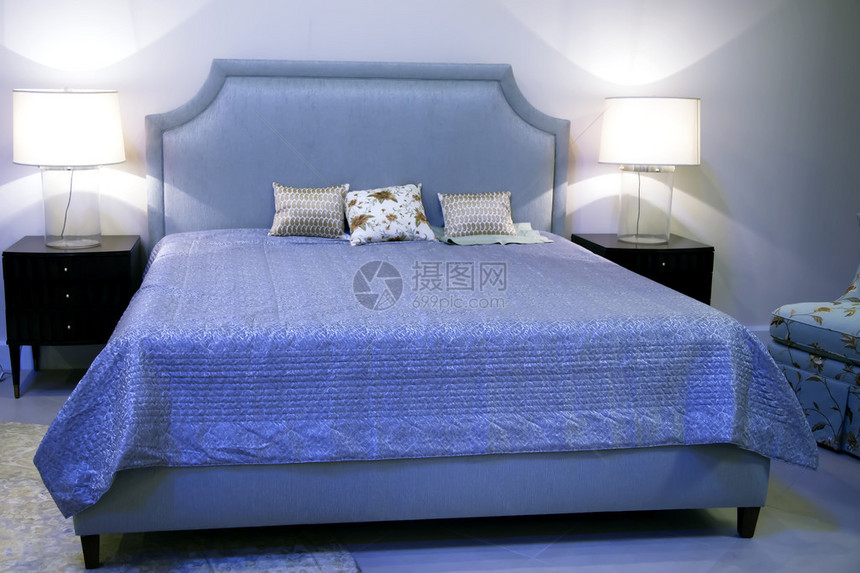 一张蓝色床铺和两图片