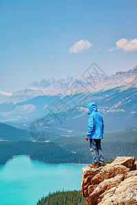 一位徒步旅行者站在弓峰的边缘高清图片