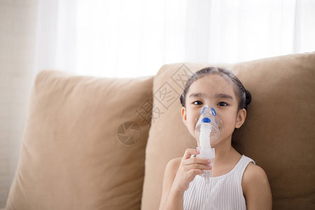 使用吸入器面具用支气管软烟雾进行亚洲儿童病人吸入治疗图片