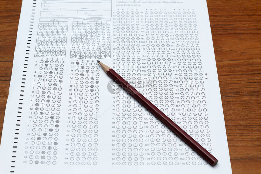 标准化测试表上的眼镜和铅笔图片