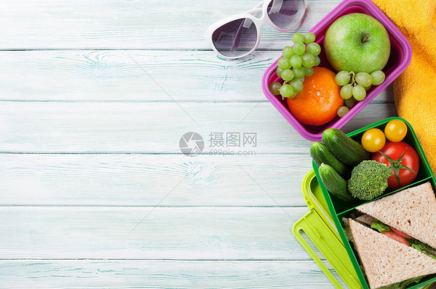 蓝色木质背景中带蔬菜水果和三图片