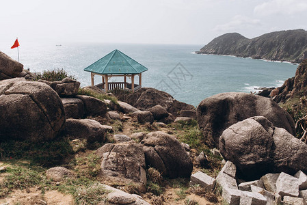 岩石悬崖景观与休息凉亭图片