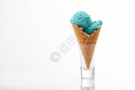 甜的蓝冰淇淋夹在白边隔绝的香图片