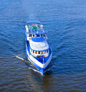 船漂浮在河流或海上图片