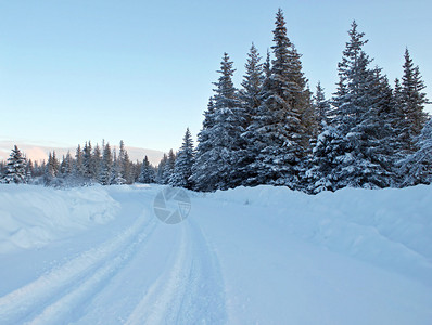 冬天晚上在雪路上的铁轨上背图片