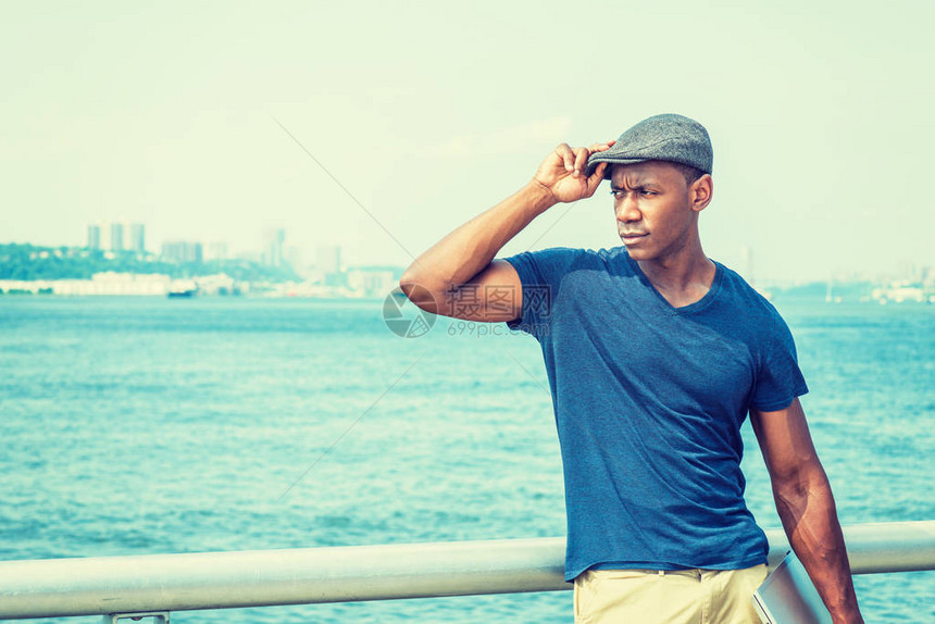 年轻英俊的非洲裔美国人在纽约旅行图片