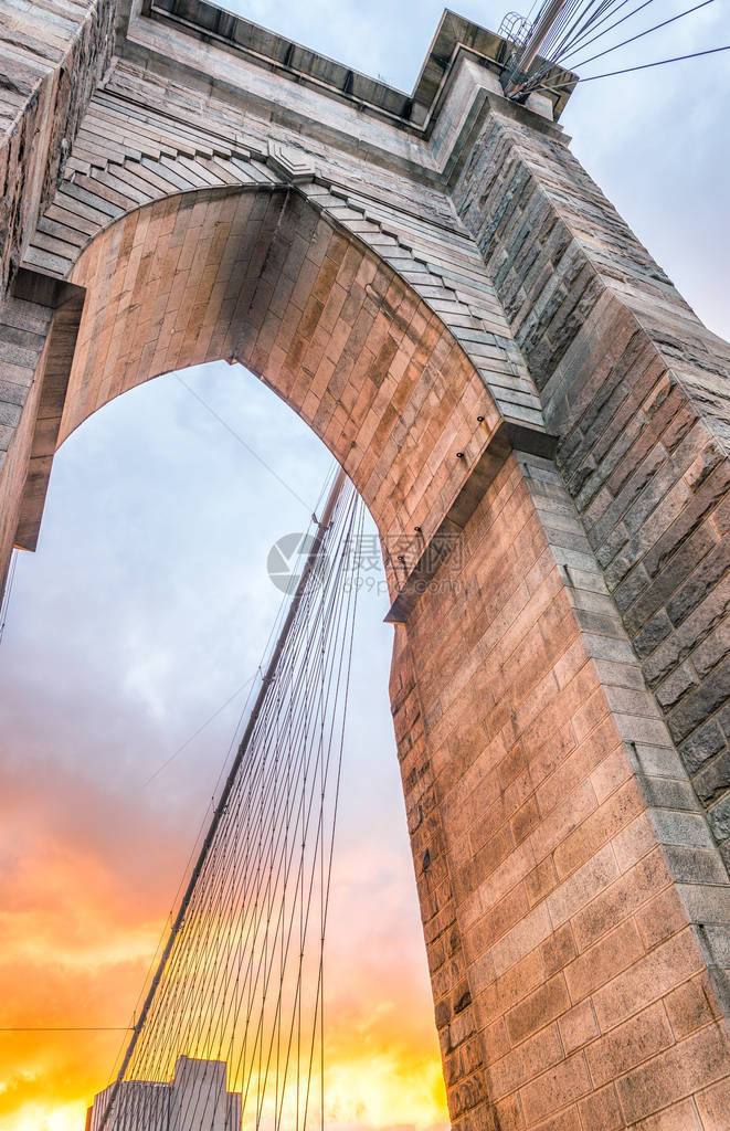 日落时的布鲁克林大桥塔图片