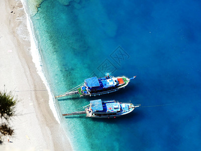 爱琴海滩和两艘游图片