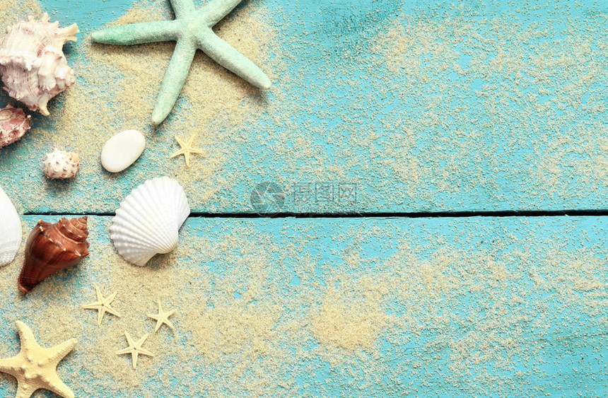 夏天的海洋背景海星贝壳和沙子在木图片