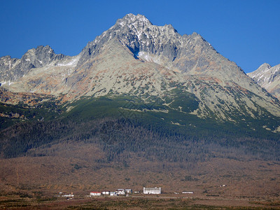 巨大的Gerlach下的小建筑该峰海拔2655米图片