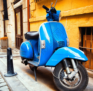 城市街道和蓝色摩托车图片
