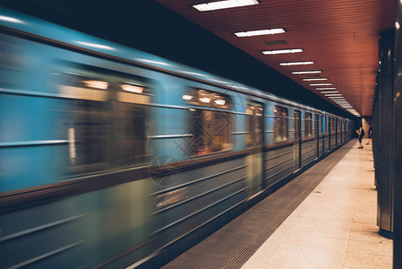 在地下高速移动的快速蓝色地铁列车图片