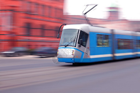 快速搭乘铁路的现代蓝色电车图片