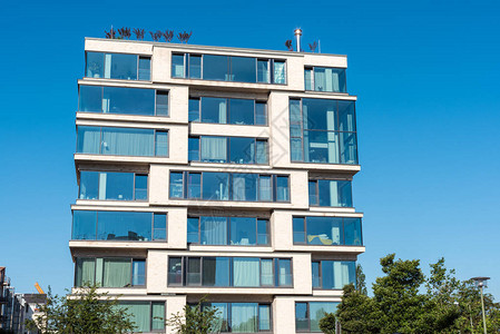 高贵的公寓楼在柏林看背景图片