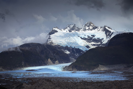 探索冰川和圣瓦伦丁山智利巴塔哥高清图片