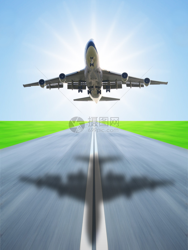 飞机在跑道起飞图片