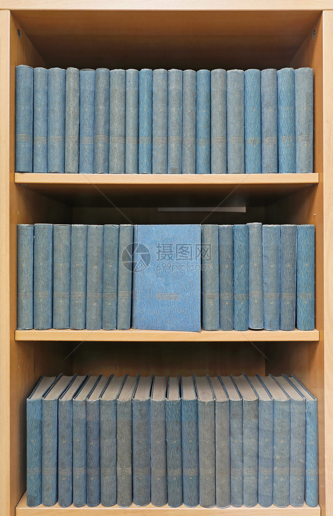 书柜中的蓝色精装书收藏图片