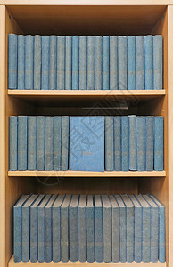 书柜中的蓝色精装书收藏图片